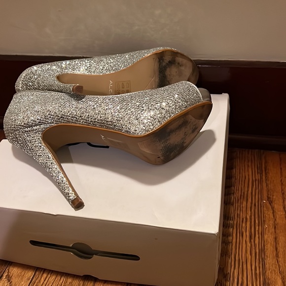 These shoes are perfect for wedding and formals or any special event!!! ❤️ - Picture 3 of 5